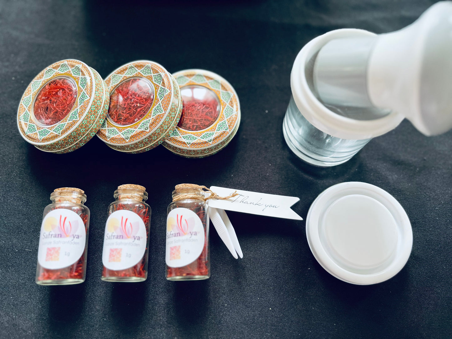3x 1g Safran im Glas und 3x 1g in der orientalischen Metallbox mit Safranreibe