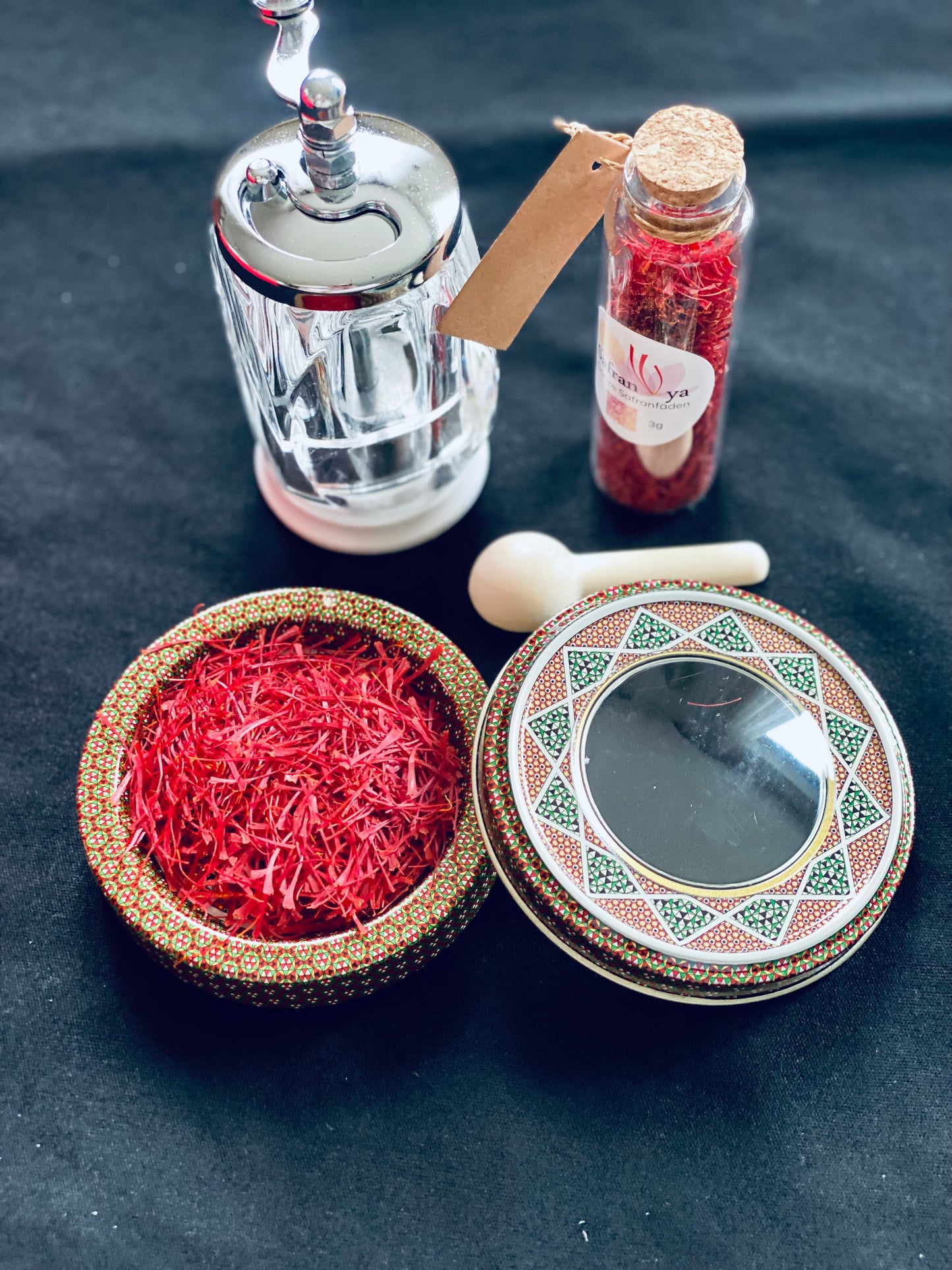 2x 3g Premium Safran in einer Glasphiole und einer orientalischen Metallbox mit einer Safrangewürzmühle