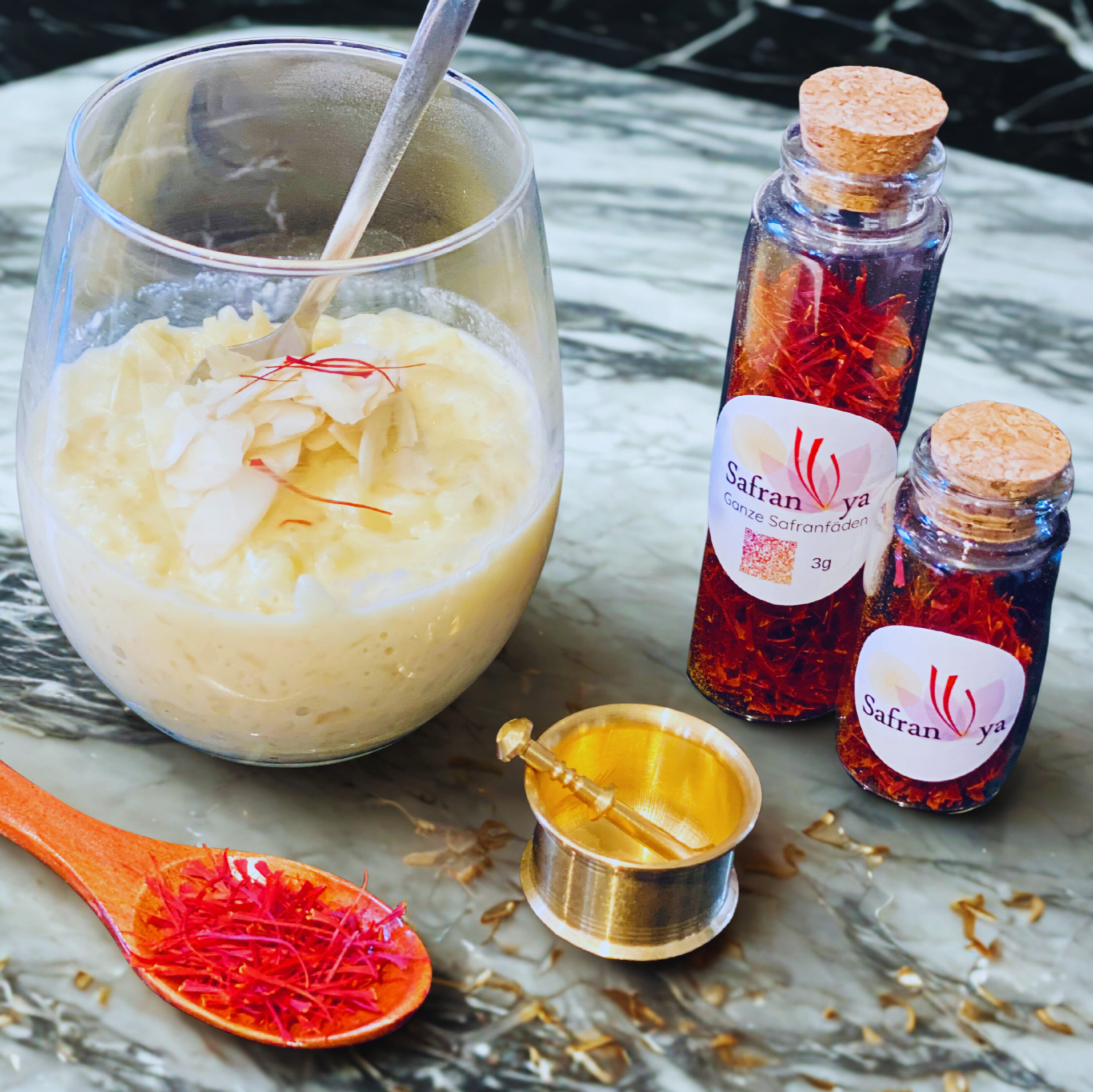 Traditioneller Safran-Reispudding Sholeh Zard mit Mandeln, dekoriert mit Safranya Safranfäden