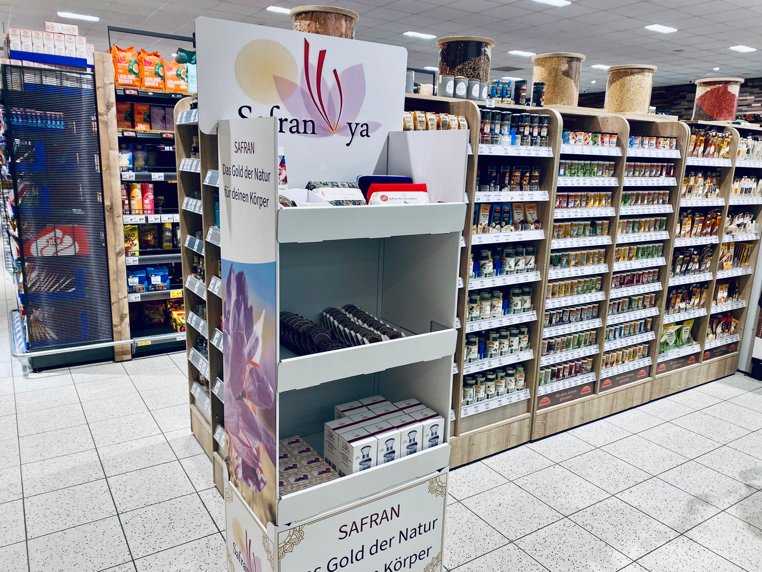 Safranya-Promoregal mit Safranya Produkten im REWE Schäfer in Niederkassel beim Gewürzregal.
