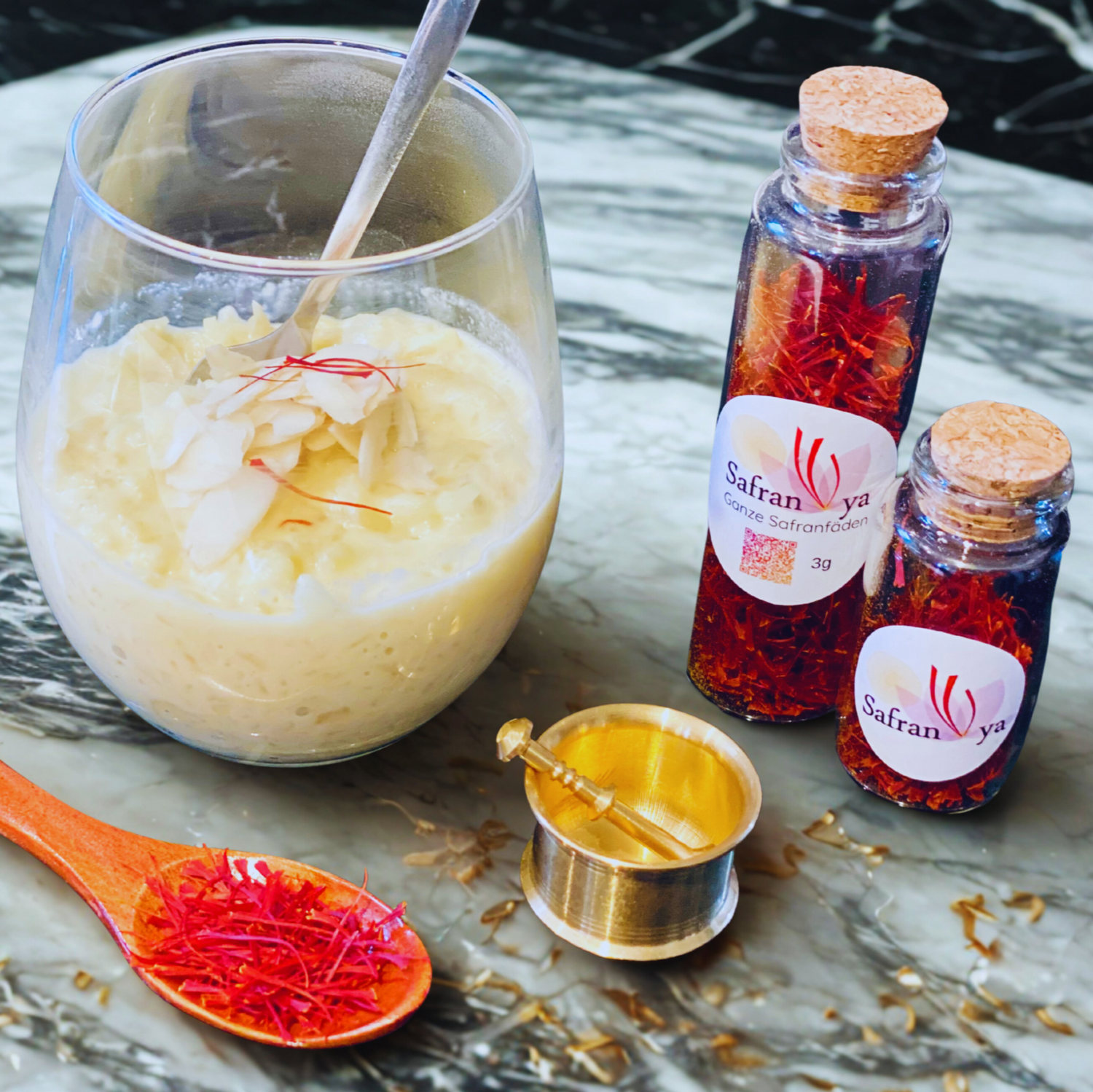 Traditioneller Safran-Reispudding Sholeh Zard mit Mandeln, dekoriert mit Safranya Safranfäden