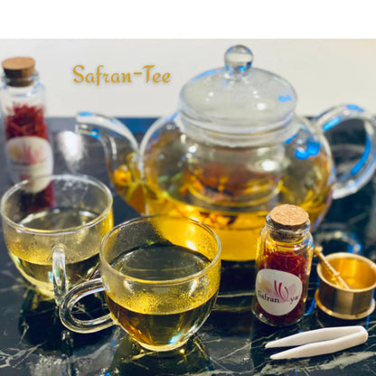 Goldgelber Safran-Tee in Glaskanne mit Tassen, aufgebrüht mit hochwertigen Safranfäden von Safranya