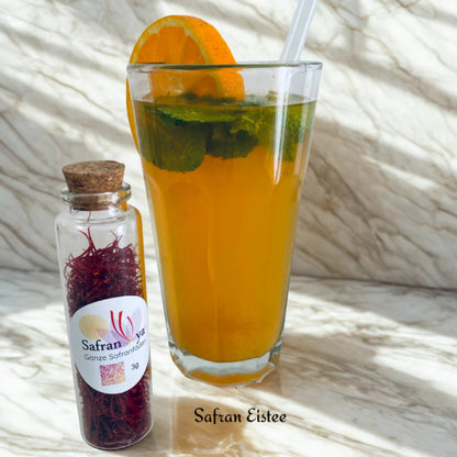 Erfrischender Safran-Eistee mit Orange und Minze, zubereitet mit handverlesenen Safranfäden von Safranya
