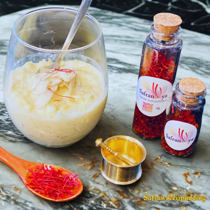Traditioneller Safran-Reispudding Sholeh Zard mit Mandeln, dekoriert mit Safranya Safranfäden